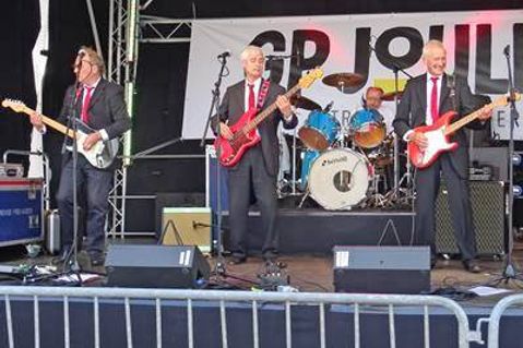 Die „Silvershadows“ versprechen eine musikalische Zeitreise in die 60er und 70er Jahre.