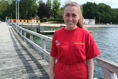 Hermine Flenker vor dem Strandbad Neustadt in Holstein.