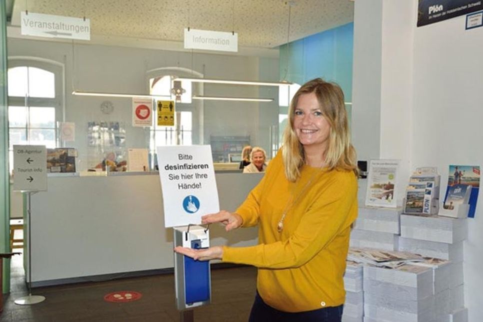 Händedesinfektion am Eingang der Plöner Tourist Info: Leiterin Caroline Backmann hofft auf niedrige Corona-Infektionszahlen für die kommende Saison und eine Belebung des Tourismus im Binnenland.