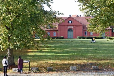 Das Schlossgebiet mit dem Naturparkhaus an der historischen Reitbahn - auch „Uhrenhaus“ genannt - steht im Mittelpunkt zahlreicher Stadtführungen. Aber auch in Eigenregie erkunden viele Touristen den Bereich oder unternehmen längere Spaziergänge durch den Schlosspark bis zur Prinzeninsel.