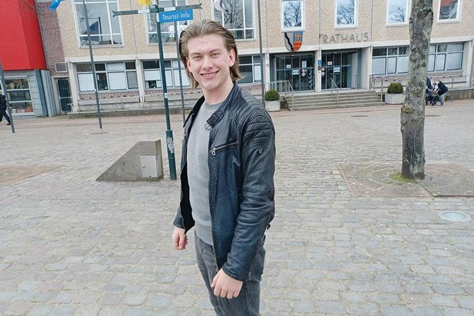 Der 20-jährige Justin Heuer kandidiert in Bad Schwartau für das Amt des Bürgermeisters. Wahlplakate von ihm sucht man in der Stadt vergebens. Er sucht lieber das persönliche Gespräch in der Innenstadt.