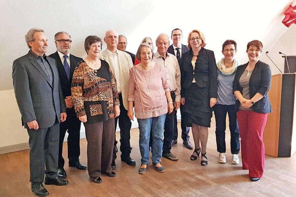 Anlässlich des 40-jährigen Bestehens des Gemeinnützigen Bürgervereins Stockelsdorf hatte Maria Starke (r.) mit ihren Vorstandskollegen zu einer Feierstunde ins Herrenhaus eingeladen und unter anderem langjährige Mitglieder geehrt.