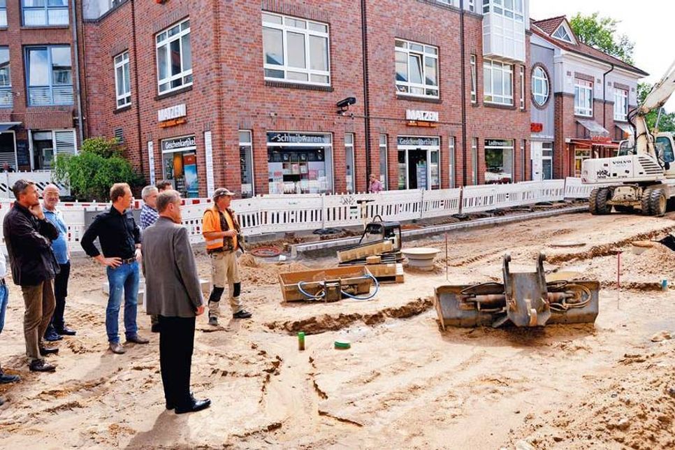 Bei einer anschließenden Ortsbegehung machten sich die Gesprächsteilnehmer ein Bild vom Voranschreiten der Bauarbeiten. (Foto: Setje-Eilers)