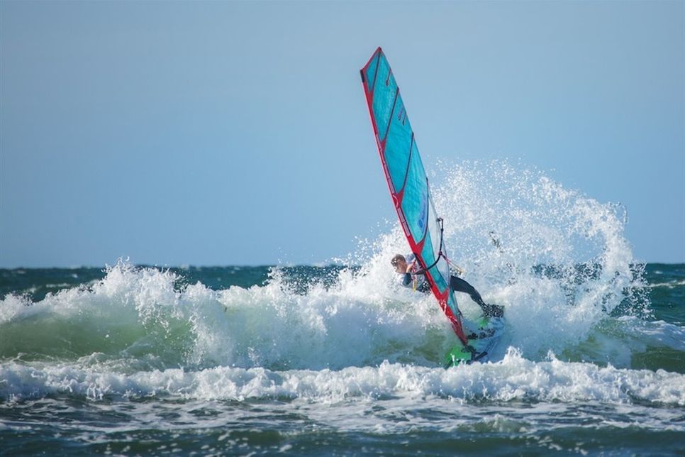Ganztägige Wettkämpfe der Windsurfer.