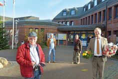 Blumen und Präsent am letzten Arbeitstag: Bürgermeister Peter A. Kokocinski hat Schönberger langjährigen Verkehrsüberwacher Jürgen Ehlers (l.) verabschiedet. Als Nachfolger wird Uwe Toschke (2. v. r.) künftig mit seinem Ehlers Kollegen Eckhard Penner die Parkräume der Gemeinde überwachen.