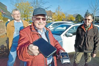 Smarte Technik zum Erfassen der Parksünder: Block und Kugelschreiber sind längst Vergangenheit im Alltag der Verkehrsüberwacher (v. l.) Eckhard Penner, Jürgen Ehlers und seines Nachfolgers Uwe Toschke.