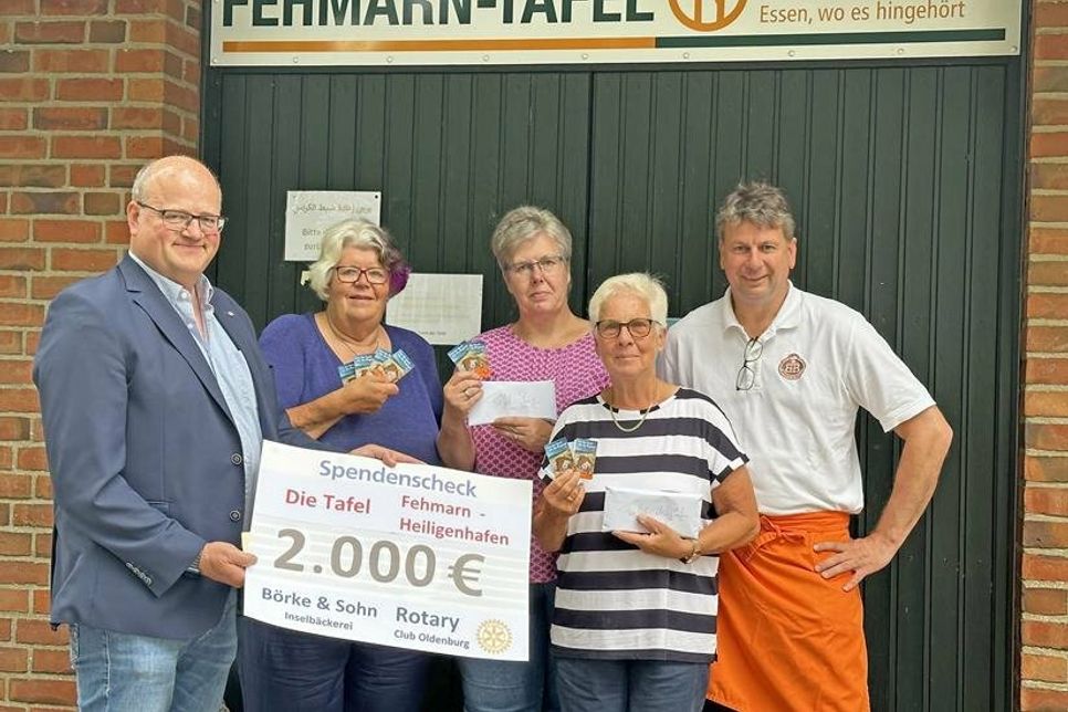 Von links: Jan Hegerfeld - Rotary Oldenburg, Gesine Hansen - Kirchengemeinde Burg, Angelika Fleth - Leiterin Tafel Fehmarn, Monika Knöpfler - Leiterin Tafel Heiligenhafen, Thomas Börke – Inselbäckerei halten Einkaufskarten für je 20 € in der Hand. Foto: Axel Dührkop, Rotary Oldenburg
