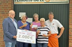 Von links: Jan Hegerfeld - Rotary Oldenburg, Gesine Hansen - Kirchengemeinde Burg, Angelika Fleth - Leiterin Tafel Fehmarn, Monika Knöpfler - Leiterin Tafel Heiligenhafen, Thomas Börke – Inselbäckerei halten Einkaufskarten für je 20 € in der Hand. Foto: Axel Dührkop, Rotary Oldenburg