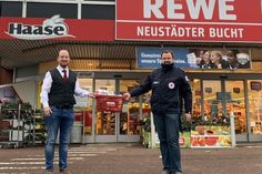 Benjamin Haase und Christian Steffen (v. lks.) bei der Spendenübergabe.