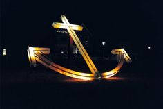 Zum Highlight der &amp;quot;Niendorfer Hafenlichter&amp;quot; gehört ein überdimensionaler, illuminierter Anker auf der Festwiese, wo sonst &amp;quot;Fischers Wiehnacht&amp;quot; stattfindet.