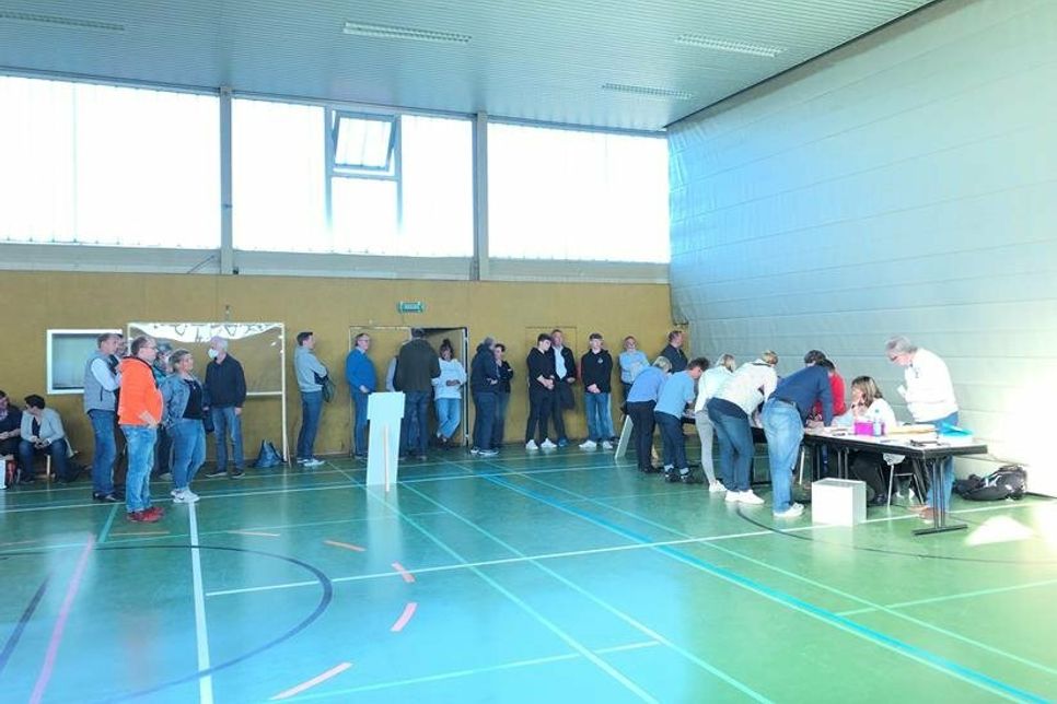 Zahlreiche Befürworter und Gegner des Projektes von Bauer Martin verfolgten am 8. Mai die Stimmenauszählung in der Mehrzweckhalle Merkendorf.