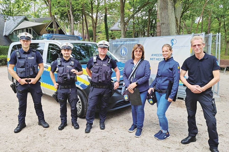 Sie führten in der vergangenen Woche gemeinsame Kontrollen auf der Strandpromenade durch: Jérôme Wardenga (v.li.), Sammy Aliev und Jan Nellies (Polizeistation Tdf. Strand) und Martina Janzen, Bianca Streich und Niko Ramlow (Kommunal. Ordnungsdienst).