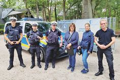 Sie führten in der vergangenen Woche gemeinsame Kontrollen auf der Strandpromenade durch: Jérôme Wardenga (v.li.), Sammy Aliev und Jan Nellies (Polizeistation Tdf. Strand) und Martina Janzen, Bianca Streich und Niko Ramlow (Kommunal. Ordnungsdienst).