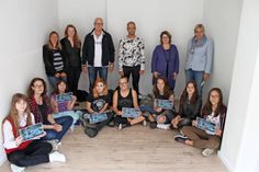 Die Schülerinnen mit den Organisatoren der Ausstellung in der Hochtorstraße 9.