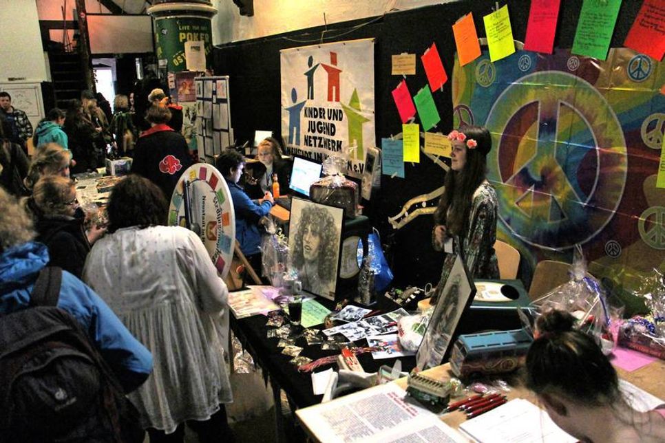 Flowerpower und Peace für den guten Zweck. Der Erlös vom Glücksrad am Hippie-Stand kam dem Kinder- und Jugendnetzwerk zugute.