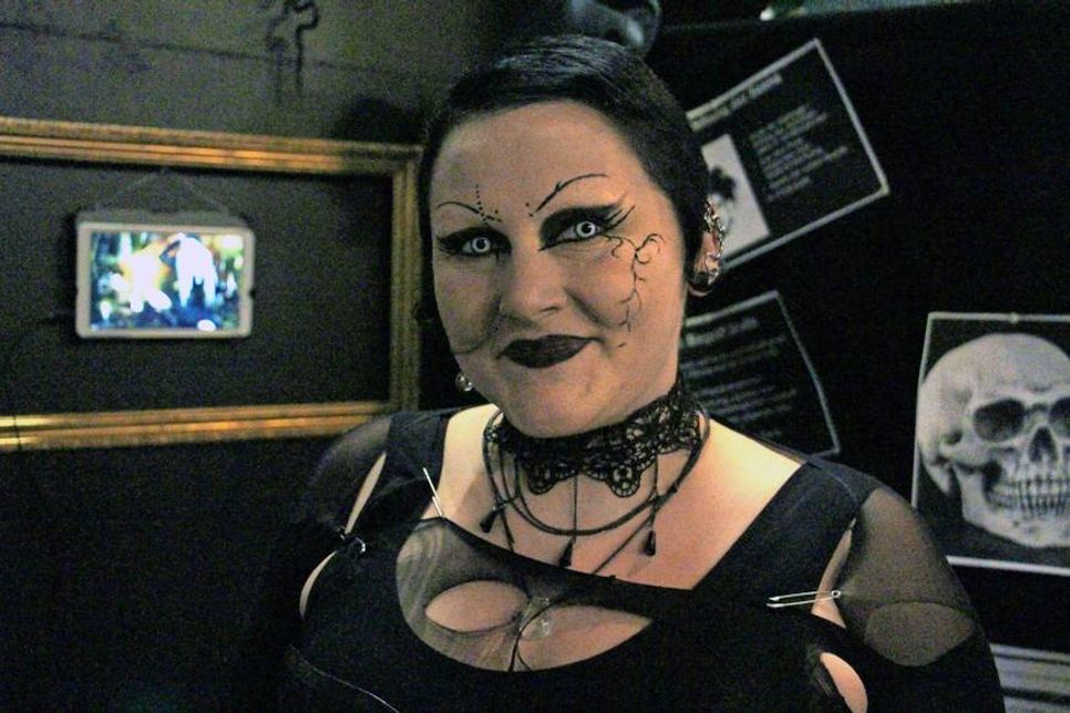 Gar nicht gruselig, sondern höflich, humorvoll und Harmonie liebend: die schwarze Szene, auch „Gothic“ genannt.