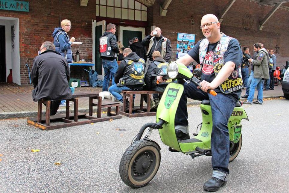 Ein Roller, an dem nicht herumgeschraubt wurde, zählt nicht. Ebenfalls wichtiger Bestandteil und ganzer Stolz der Scooterboys: die individuelle Kutte mit den „Runpatches“. Diese Aufnäher dokumentieren die Teilnahme an gemeinsamen Treffen und Fahrten.
