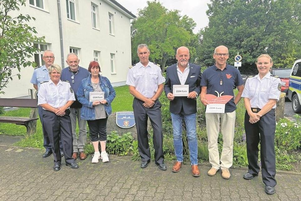 Udo Lorenz (stellvertretender Inspektionsleiter), Sabine Seelig (Öffentlichkeitsarbeit), Olf Leder und Gabriela Nellis (beide Tafel Neustadt), Frank Rogatty (Inspektionsleiter), Rüdiger Maas (Vorstandsmitglied der Bundespolizeistiftung), Stefan Paetz (Koordinator von Kinder auf Schmetterlingsflügeln) und Esther Hecht (Öffentlichkeitsarbeit) bei der Spendenübergabe auf dem Bundespolizeigelände. (v. lks.).