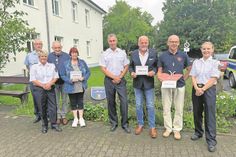 Udo Lorenz (stellvertretender Inspektionsleiter), Sabine Seelig (Öffentlichkeitsarbeit), Olf Leder und Gabriela Nellis (beide Tafel Neustadt), Frank Rogatty (Inspektionsleiter), Rüdiger Maas (Vorstandsmitglied der Bundespolizeistiftung), Stefan Paetz (Koordinator von Kinder auf Schmetterlingsflügeln) und Esther Hecht (Öffentlichkeitsarbeit) bei der Spendenübergabe auf dem Bundespolizeigelände. (v. lks.).