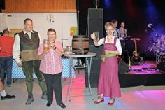 O´zapft is: Florian Uthoff, Ursula Bednarzik und Ulrike Dallmann (v. lks.) eröffneten das Oktoberfest.