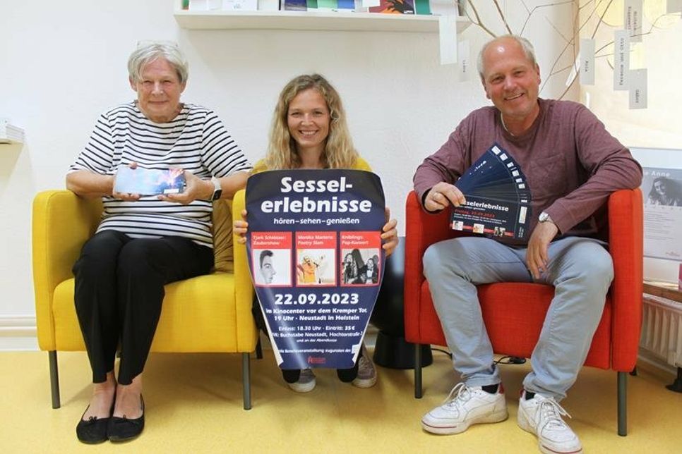 Ragna Riensberg, Juliane Uhlemann und Mano Salokat (v. lks.) vom Organisationsteam haben bereits symbolisch im Sessel Platz genommen.