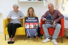 Ragna Riensberg, Juliane Uhlemann und Mano Salokat (v. lks.) vom Organisationsteam haben bereits symbolisch im Sessel Platz genommen.