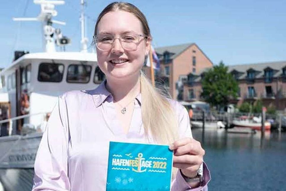 Das Programmheft zu den Hafenfesttagen liegt in den kommenden Tagen überall in Heiligenhafen aus, sagt Jana Bendig vom Tourismus-Service.