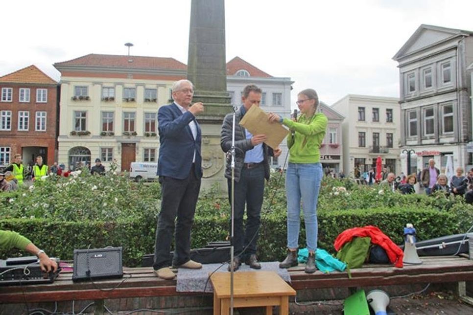 Eva Krämer überreicht dem Bürgermeister Carsten Behnk ein zehnseitiges Forderungsschreiben mit Forderungen an die Stadt Eutin.