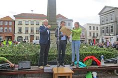 Eva Krämer überreicht dem Bürgermeister Carsten Behnk ein zehnseitiges Forderungsschreiben mit Forderungen an die Stadt Eutin.