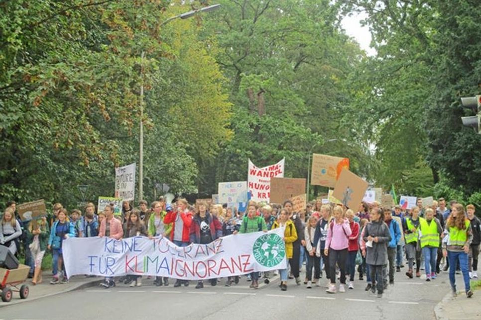 Mehr als 420 Menschen nahmen am vergangenen Freitag bei der Klimademo in Eutin teil.