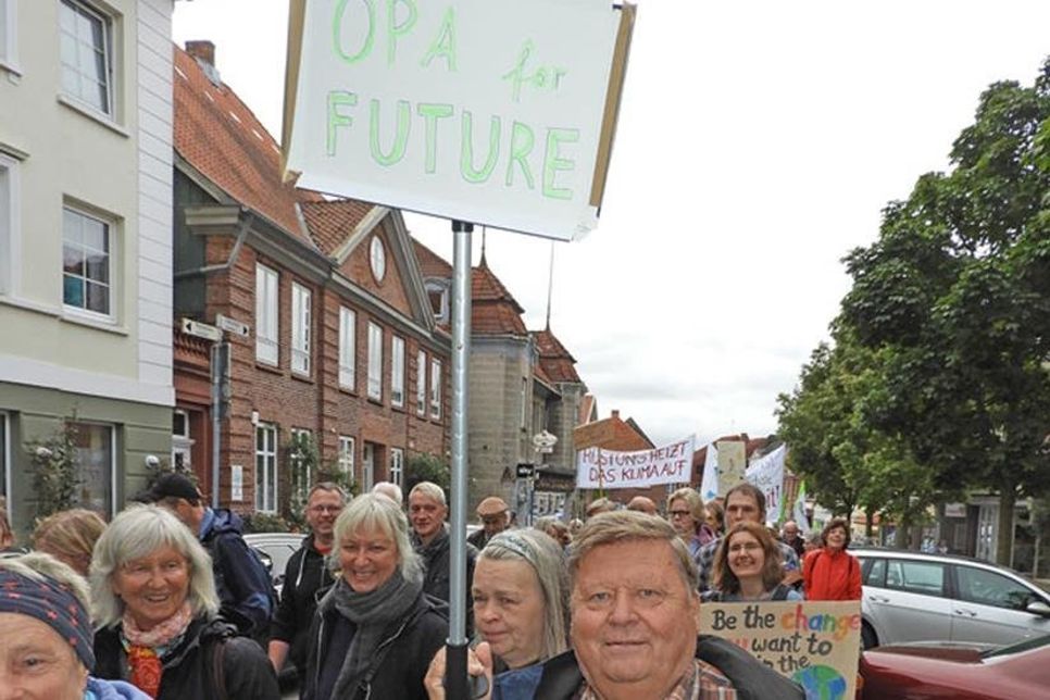 Generationen übergreifend: Auch dieser „Opa for future“ demonstrierte mit.