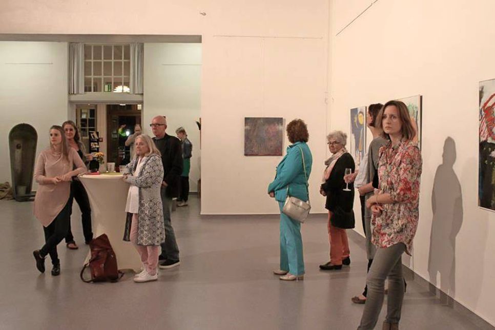 Interessierte Kunstliebhaber kamen zur Ausstellungseröffnung.