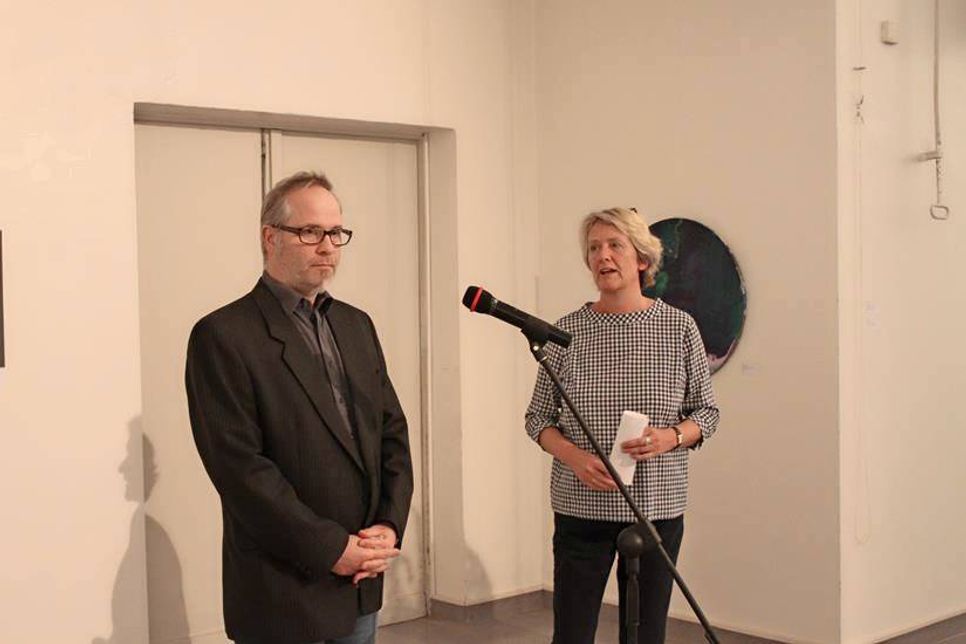 Reimer Faust und Anke Kessenich führten bei der Vernissage in die Thematik ein.