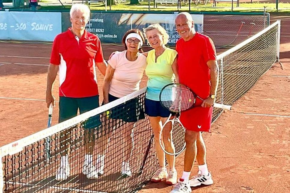 Peter Möller und Ruth Stopf sowie die Geschwister Katy Süß und Tasso Schlosser (v. lks.), Sieger im Mixed nach dem Viertelfinale.