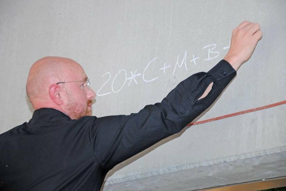 Pastor Björn Schwabe schreibt den christlichen Segenswunsch 20*C+M+B*23 auf die Betonfassade des Eingangsportals: „Christus Mansionem Benedicat“, auf Deutsch „Christus segne dieses Haus“.