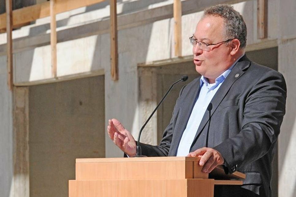 Schulverbandsvorsteher Lutz Schlünsen erläutert die hervorragenden Eigenschaften der neuen Sporthalle.