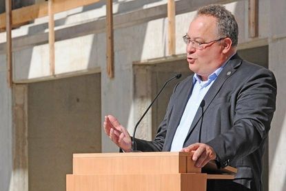 Schulverbandsvorsteher Lutz Schlünsen erläutert die hervorragenden Eigenschaften der neuen Sporthalle.