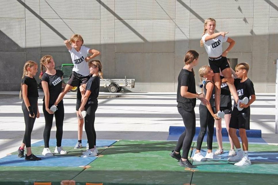 Cheerleader der sechsten Jahrgangsstufe unterhalten die Gäste mit einer akrobatischen Vorführung.