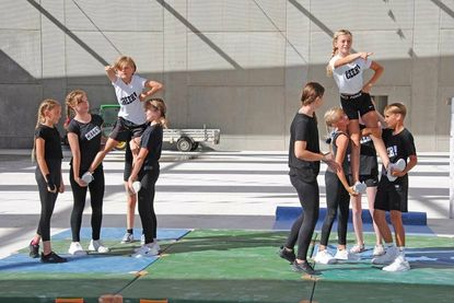 Cheerleader der sechsten Jahrgangsstufe unterhalten die Gäste mit einer akrobatischen Vorführung.