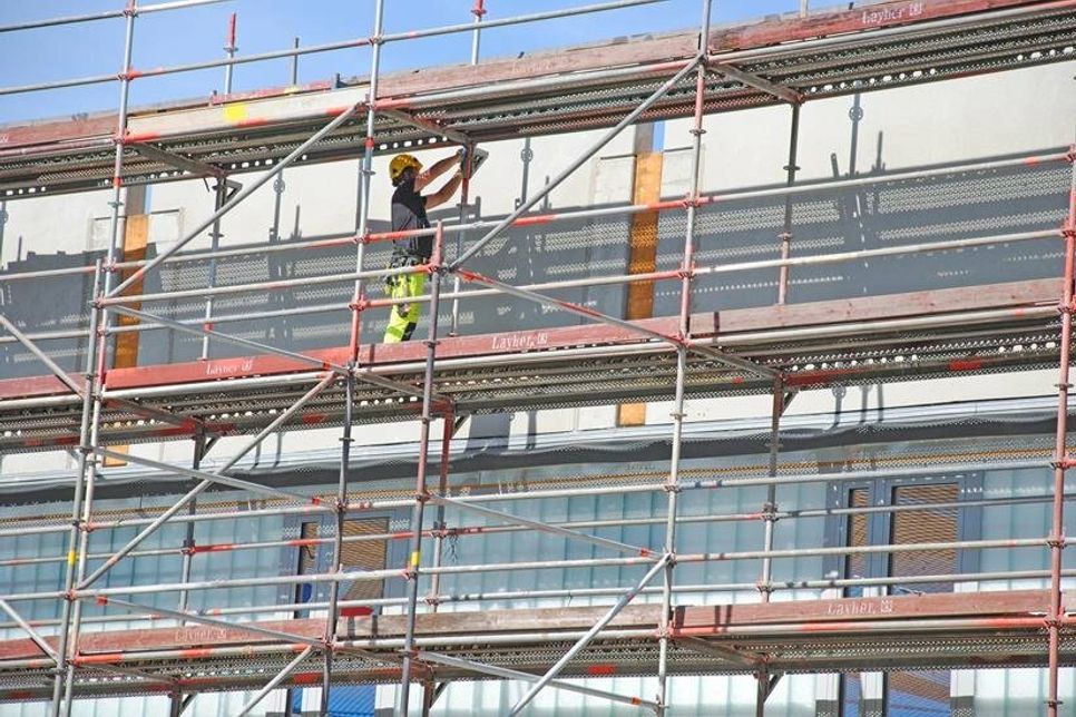 Gerüstbauer bereiten die Arbeiten an der Außenfassade vor.