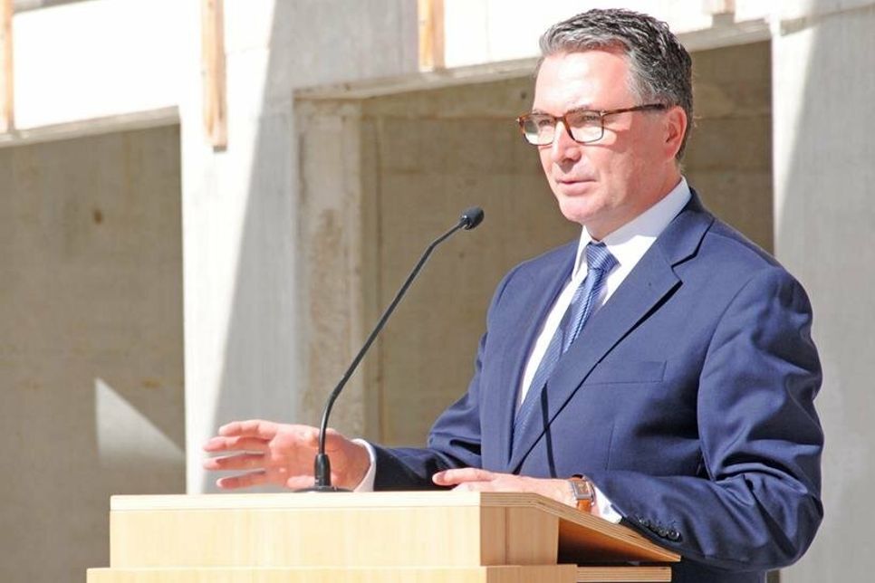 Mit einem kurzen Blick auf das enttäuschende Abschneiden der Fußballnationalmannschaften hebt Alexander Kraft vom schleswig-holsteinischen Bildungsministerium die Bedeutung der Sportförderung hervor.