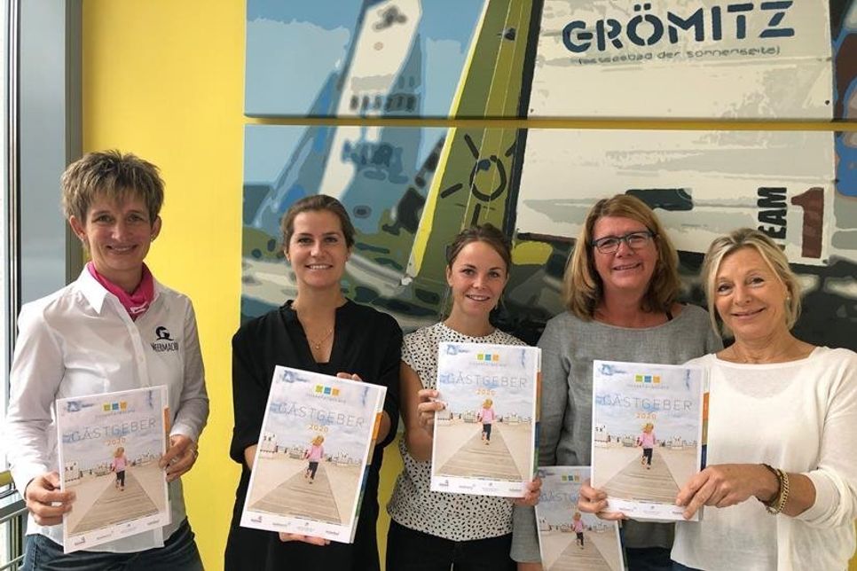 Ulrike Dallmann, Janina Kononov, Jacqueline Felsmann, Petra Rathje und Elgin Zühlke präsentieren stolz das neue Gastgeberverzeichnis 2020.