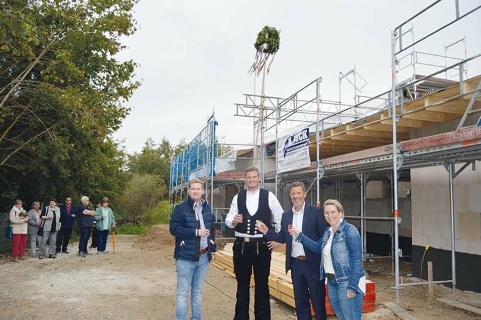 Auf den entstehenden Neubau am Kommunalen Kinderhaus Pansdorf: Ratekaus Bürgervorsteher Daniel Thomaschewsk (v.l.), Zimmerer Marco Schwenk, Bürgermeister Thomas Keller und Kitaleiterin Nadine Lange.