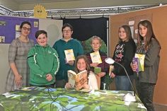 Die Organisatorin Ann-Sophie Zimdars mit allen Teilnehmern: Angelos Andreádis, Fabian Staack, Tristan Herzog, Jenny Weber und Melissa Jung (v. l.). Vorn sitzt die Siegerin Minou Denker-Gosch.