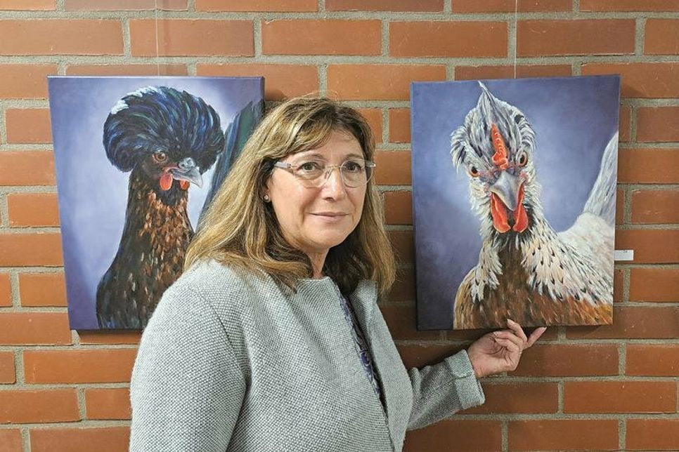 Die Vereinsvorsitzende Maria-Isabel Brandis zeigt tierische Charakterköpfe, gemalt von Heike Wünnenberg.