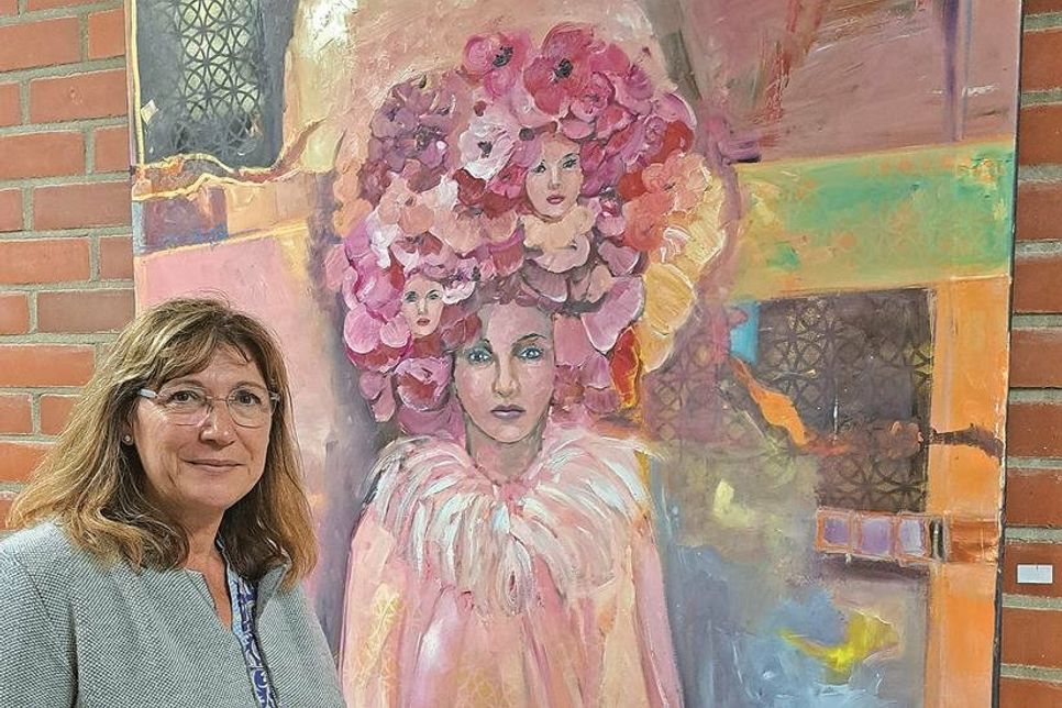 Die Vereinsvorsitzende Maria-Isabel Brandis präsentiert eines ihrer eigenen Bilder: „Höheres Bewusstsein“ heißt das Ölgemälde.