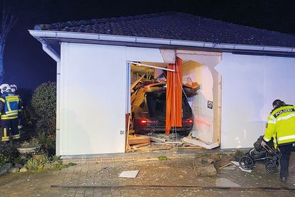 Mit Vollgas ist die 29-Jährige durch die Hauswand des Bungalows gerast. Das Auto verfehlt eine tragende Wand nur knapp.