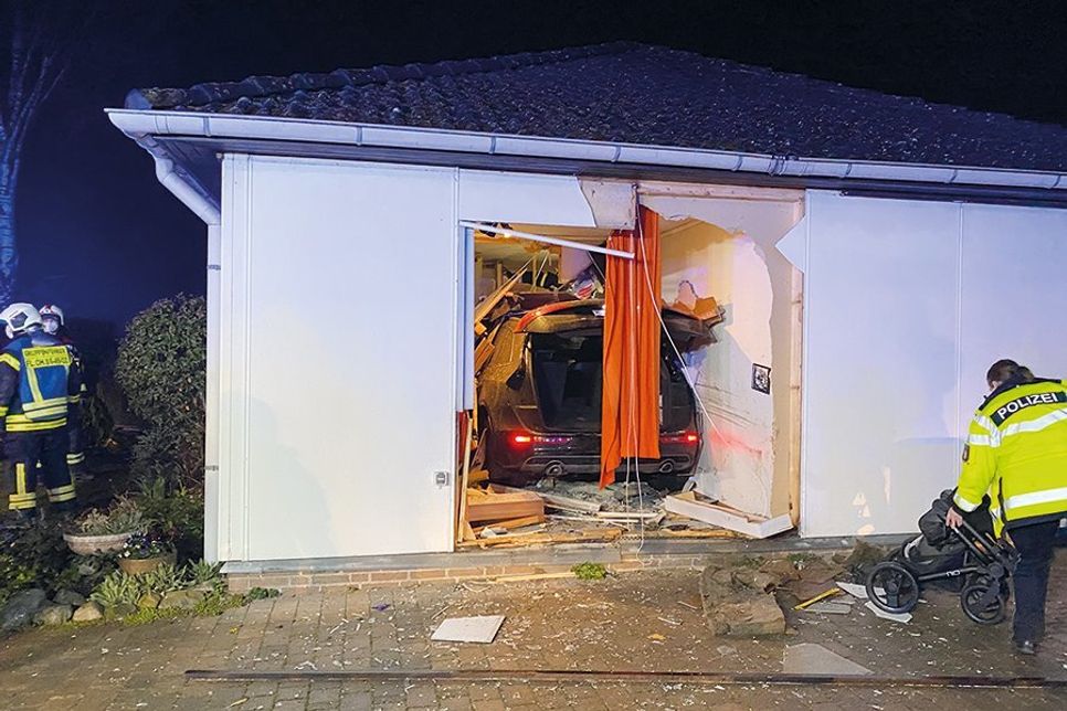 Mit Vollgas ist die 29-Jährige durch die Hauswand des Bungalows gerast. Das Auto verfehlt eine tragende Wand nur knapp.