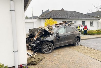 Gegen 10.30 Uhr wurde das Unfallauto vom THW aus dem Haus gezogen. Um 12 Uhr konnten alle Einsatzkräfte wieder einrücken.