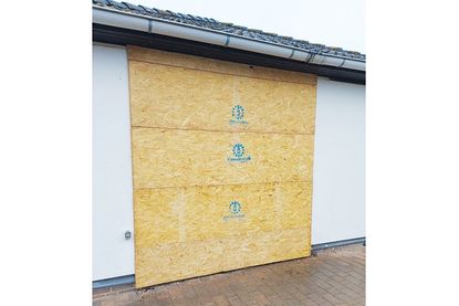 Das THW hat das riesige Loch mit Spanplatten geschlossen.